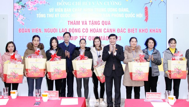 TỔNG THƯ KÝ QUỐC HỘI, CHỦ NHIỆM VĂN PHÒNG QUỐC HỘI BÙI VĂN CƯỜNG THĂM, TẶNG QUÀ TẾT CÔNG NHÂN TẠI HẢI DƯƠNG